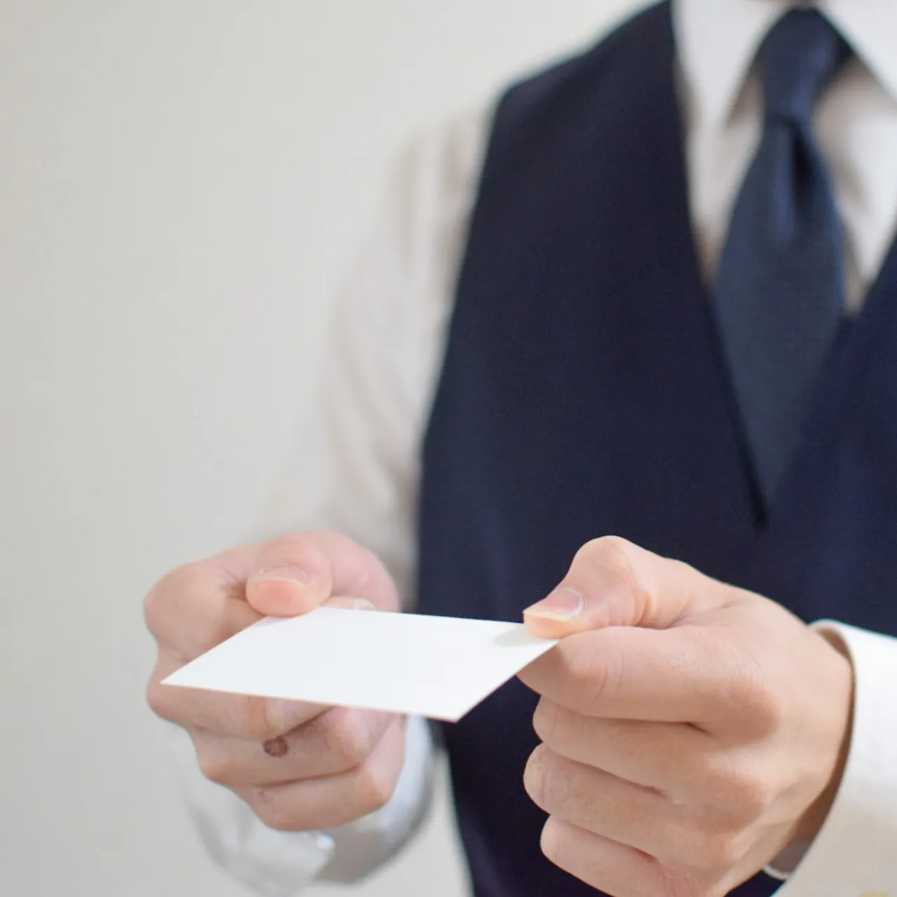 名刺を渡す税理士